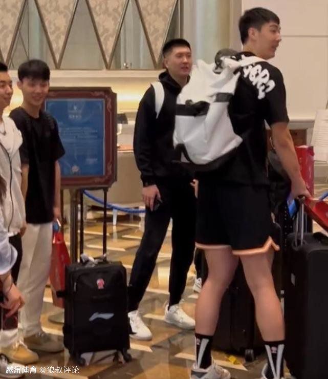 比赛开始，开场两队外线手感不错对飙三分，吉林连续冲击内线得手，原帅高效输出帮助球队获得两位数优势，吉林突然发力打出12-0的攻击波，山西及时回暖完成14-0的小高潮以62-50领先结束上半场。